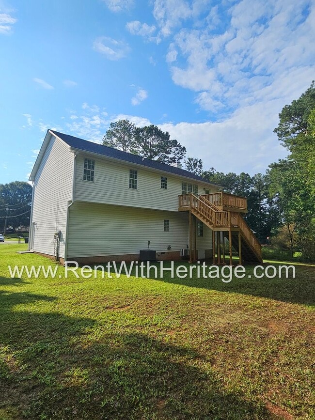 Building Photo - Gorgeous 5 bedroom/ 3 bath/ Upgrades Galor...