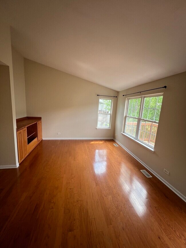 Building Photo - 927 Genesee Dr