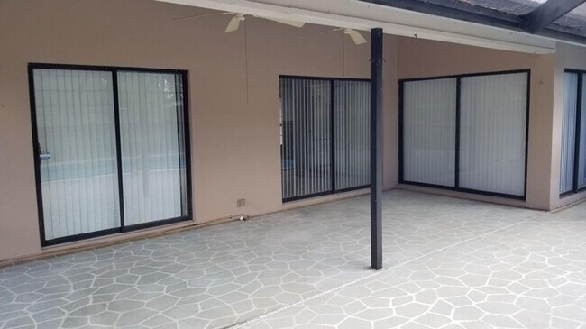 Building Photo - 14060 Greentree Dr