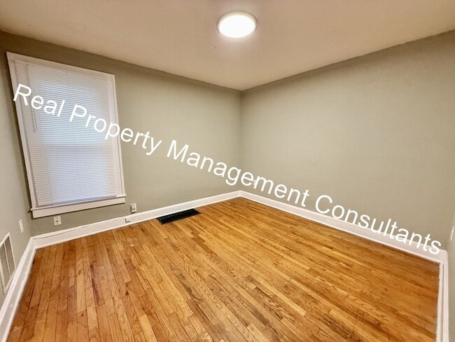 Building Photo - Updated 2-Bedroom Duplex in Kansas City, KS