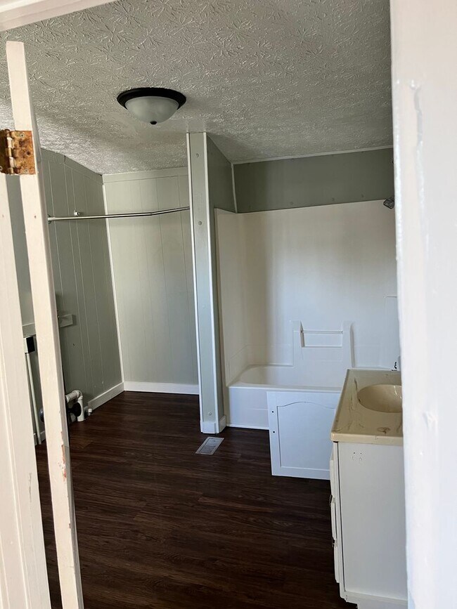 Building Photo - 3 bedroom 1 bath home!