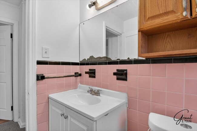 Building Photo - $1400 3 bedrooms