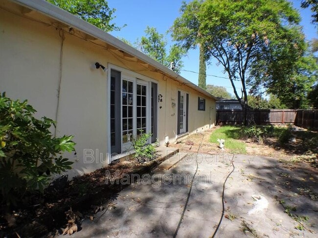 Building Photo - 708 Douglas Ln