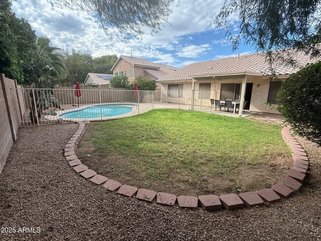 Building Photo - 1695 W Macaw Dr