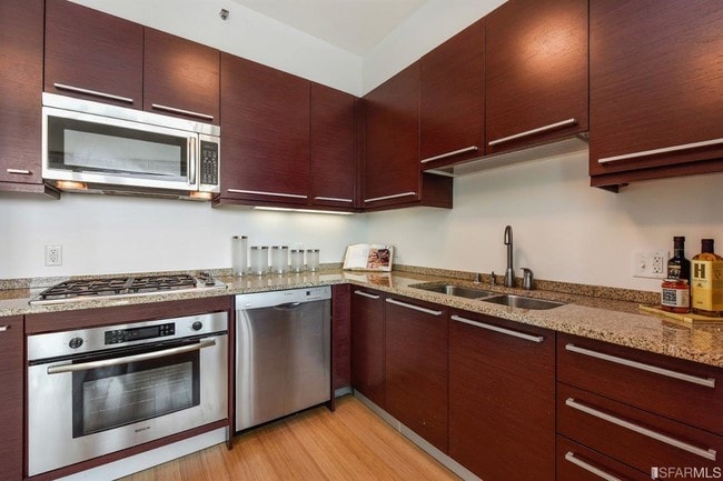 Building Photo - 425 1st St