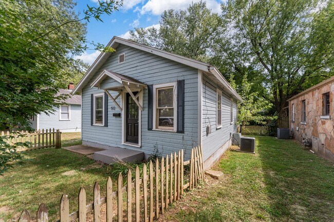 Building Photo - 512 E Cozy St