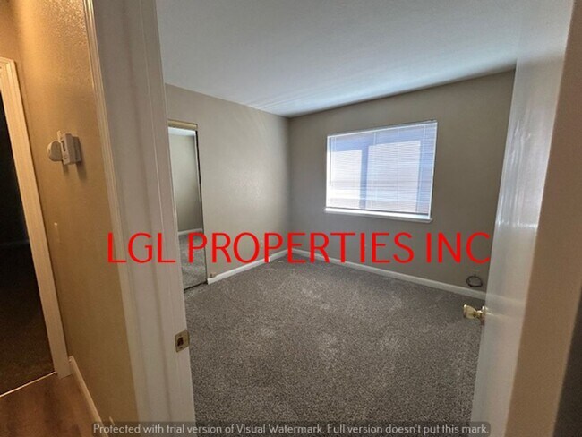 Building Photo - Very Nice Roseville 3 Bedroom 2 Bath Home