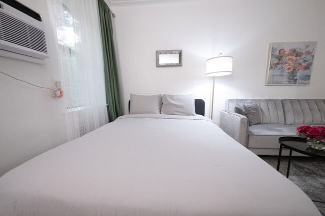 Building Photo - 328 E 74th St