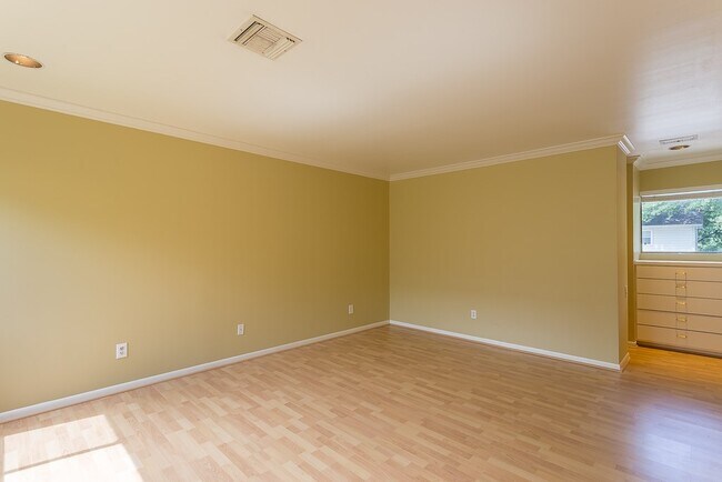 Building Photo - 2349 Albans Rd