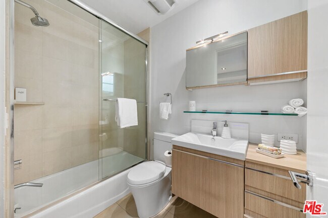 Building Photo - 443 N Palm Dr