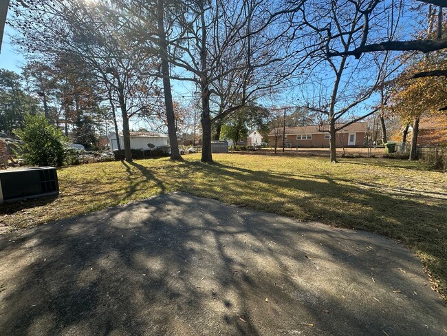 Building Photo - Spacious Home