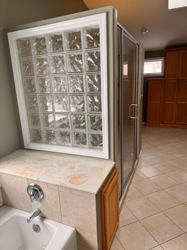 Building Photo - Nice large country setting close to town