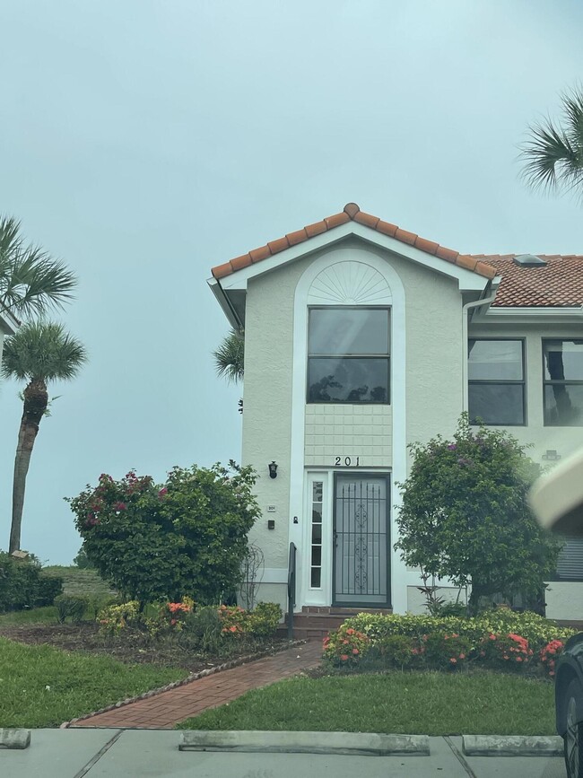 Building Photo - 10910 Lakemore Ln