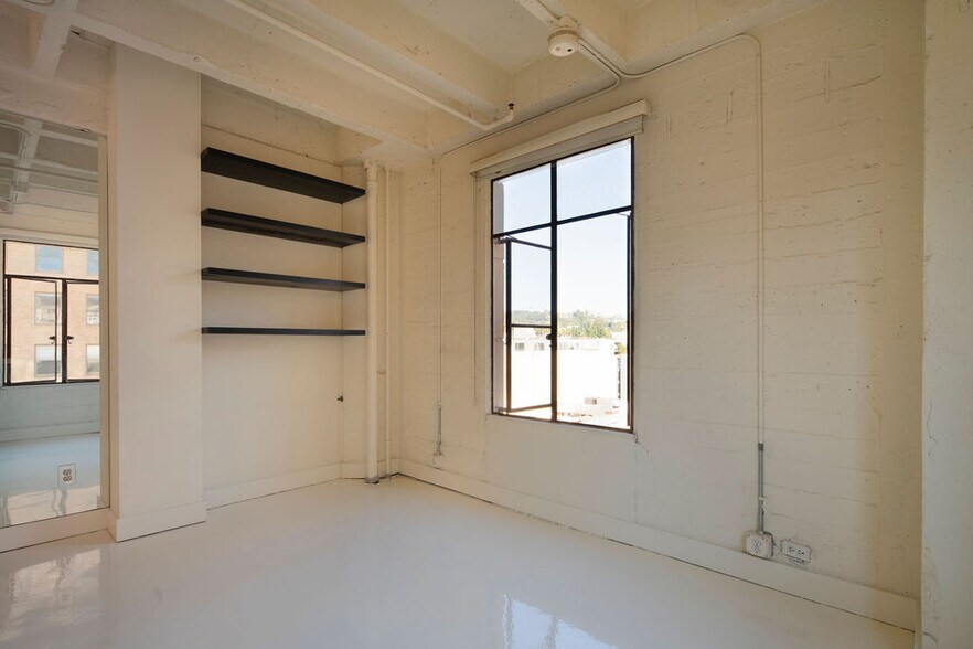 Building Photo - 6253 Hollywood Blvd