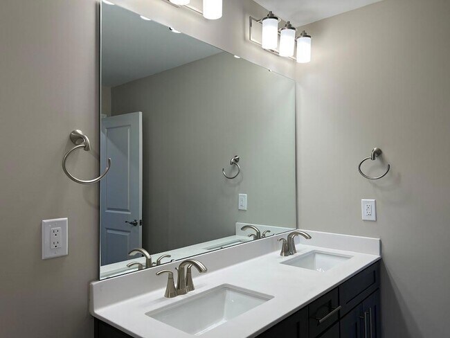 Building Photo - 302 King Closer Dr