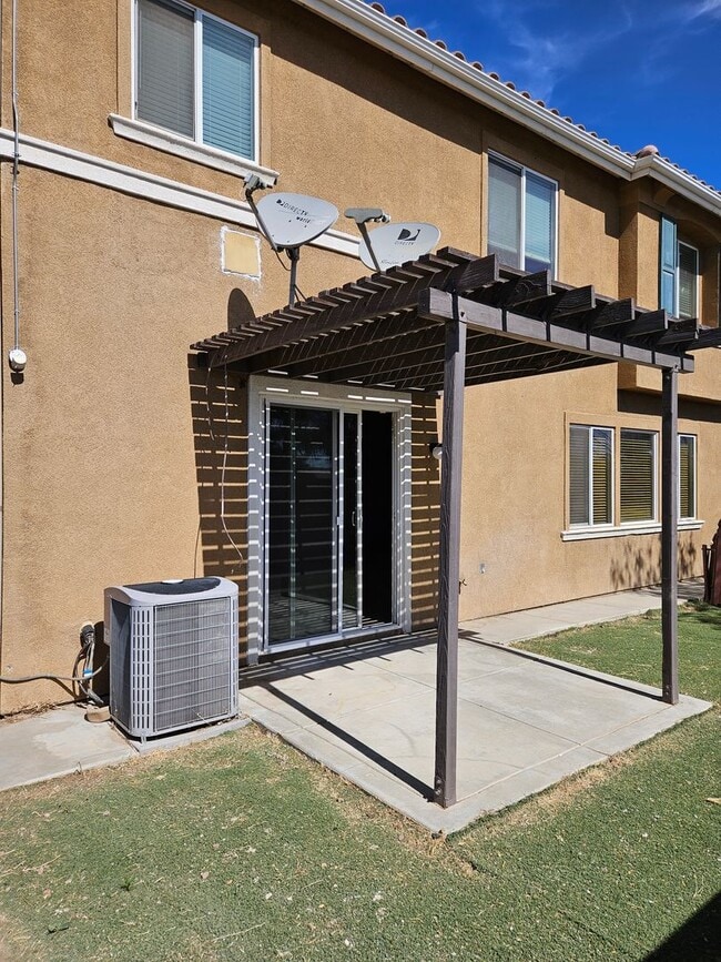 Building Photo - 5 BEDROOM OAK HILLS / HESPERIA HOME