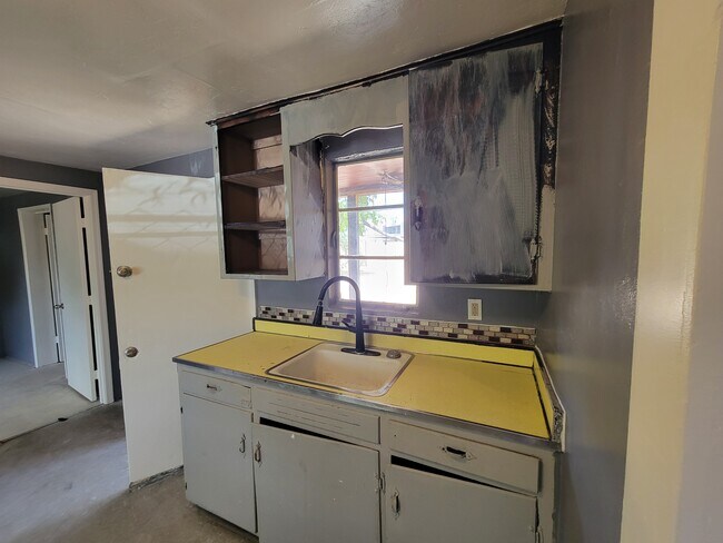 Building Photo - 461 W Thurber Rd