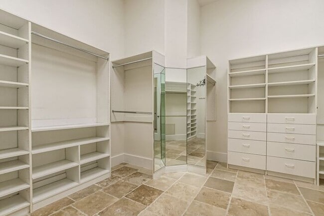 Building Photo - Stunning 5-Bedroom Pool Home on Nearly 2 A...