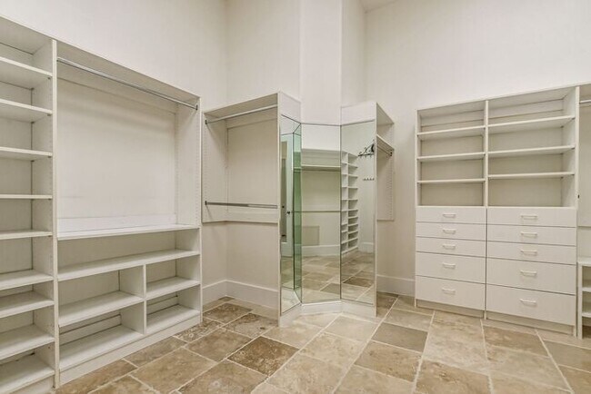 Building Photo - Stunning 5-Bedroom Pool Home on Nearly 2 Acres!