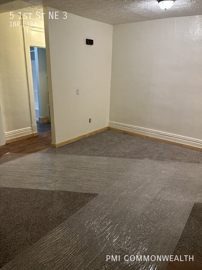 Building Photo - 1 Bed / 1 Bath Apartment (Available 4/10/25)