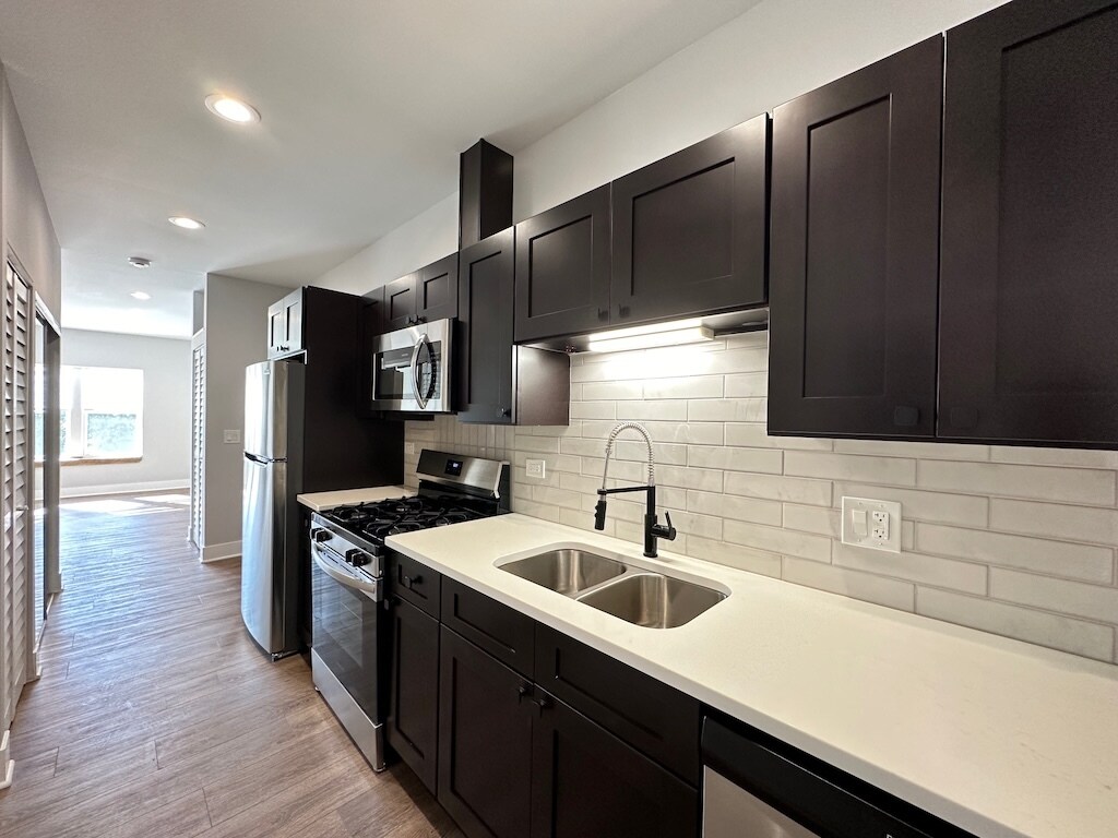 Building Photo - 3358 W Montrose Ave