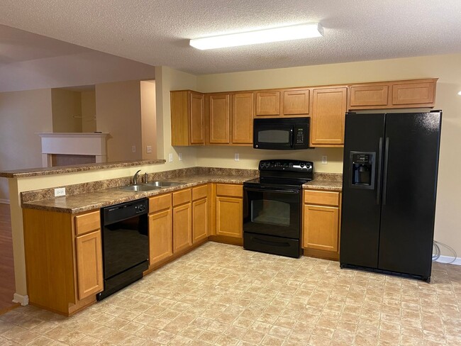 Building Photo - CUTE 3 BED 2 BATH HOME IN SPRING LAKE SUBDIVISION!!