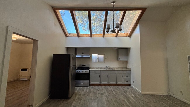 Building Photo - 562 Van Buren St