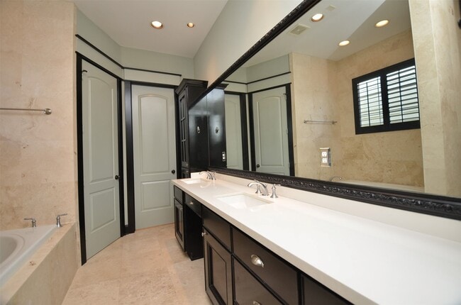 Building Photo - 1818 Binz St