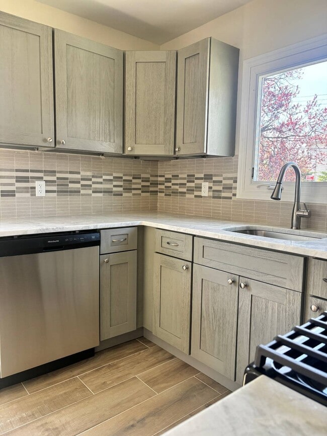 Building Photo - 527 Willowbrook Rd