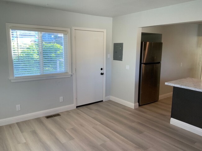 Building Photo - Beautifully remodeled 3 bedroom 2 bath Pin...