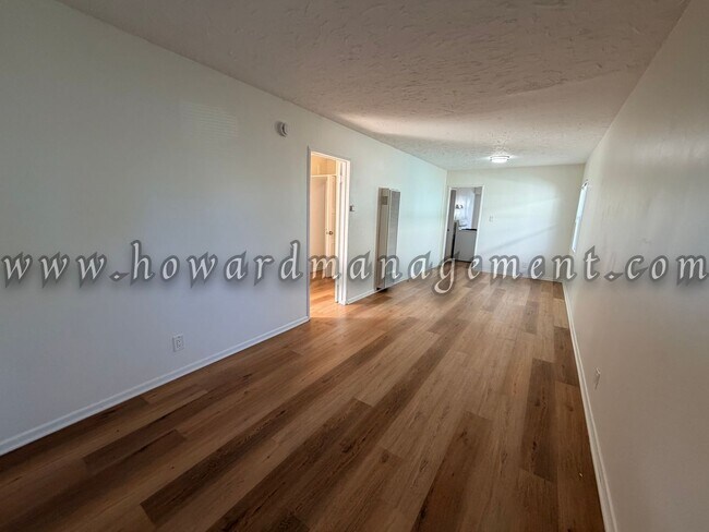 Building Photo - Cozy Single Family Home, Private Yard, Parking in Coveted West Side