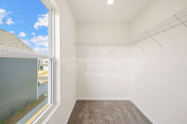 Building Photo - 790 Earhart St NW