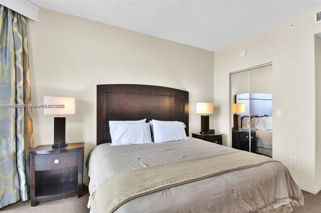 Building Photo - 17375 Collins Ave