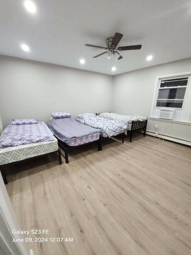 Building Photo - 257 Linden Ave