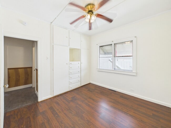 Building Photo - 305 Chelsea St