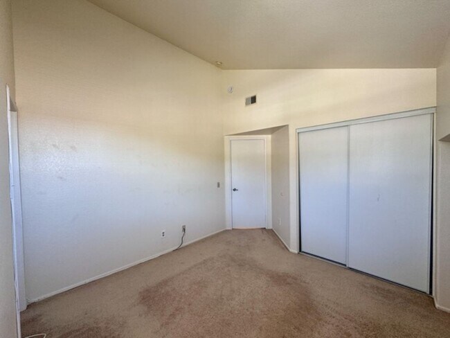 Building Photo - Spacious 3 Bedroom Home with High Ceilings...