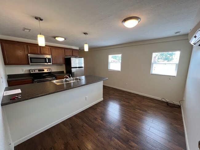 Building Photo - 1 Bedroom Avail August 2025; $895 Monthly ...