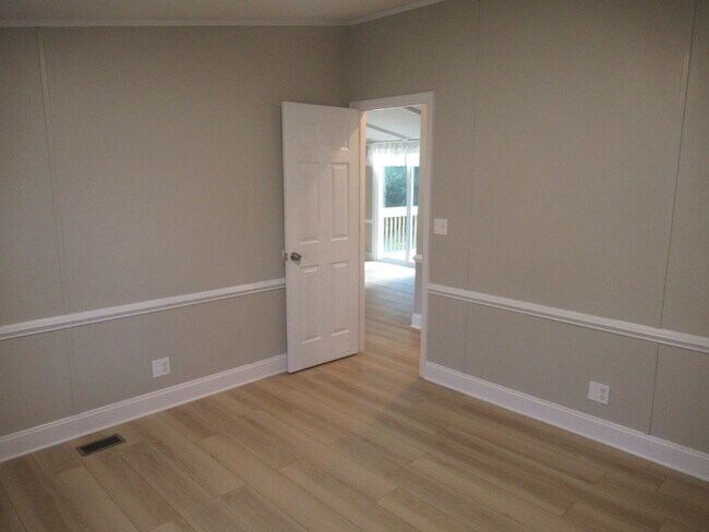Building Photo - Move-In Ready 3-Bedroom Home in North Lincoln School District!