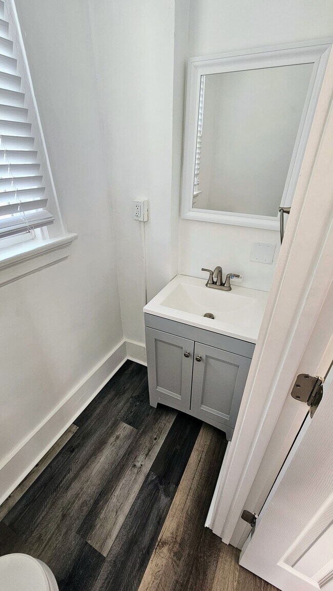 Building Photo - Fully renovated...extra half bath...laundr...