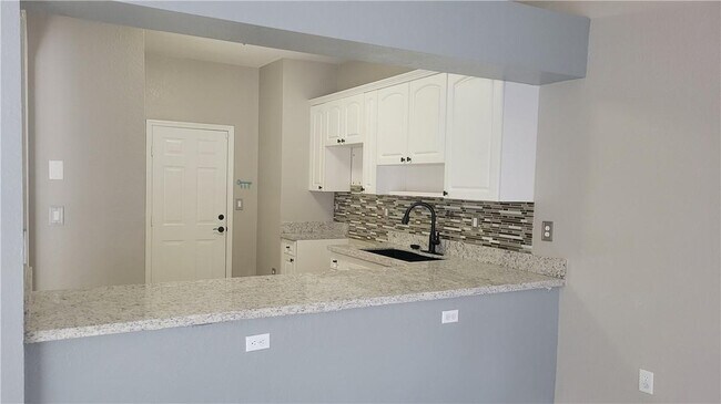 Building Photo - 4948 SW 136th Ave