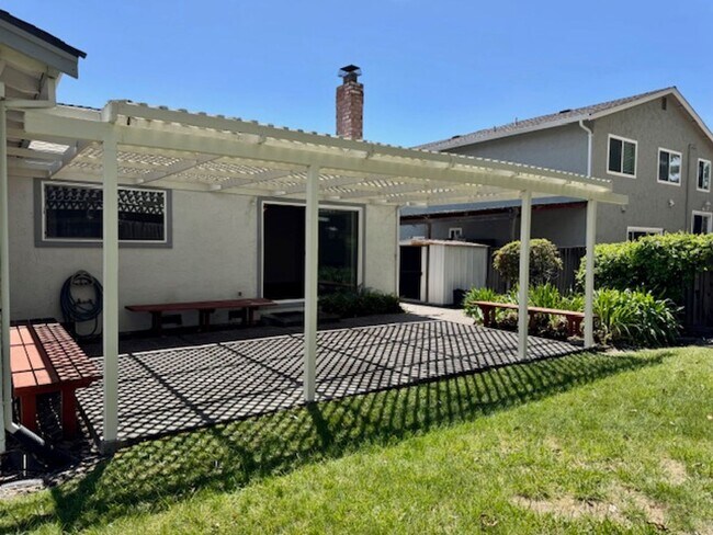 Building Photo - Move-in ready, Charming single level 4 bedroom, 2  bath home in San Ramon!