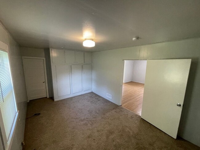 Building Photo - Older 2 bedroom house with a large yard