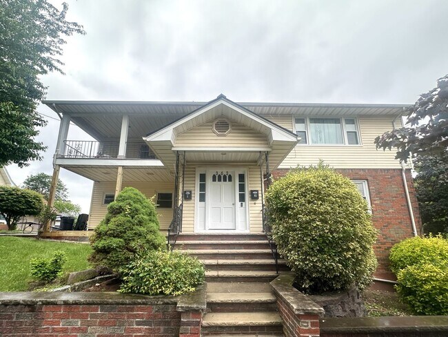 Primary Photo - 362 Palisades Avenue