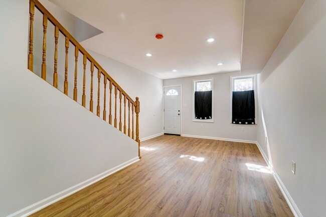 Building Photo - Beautifully Updated Townhome in Prime Location – Move-In Ready!