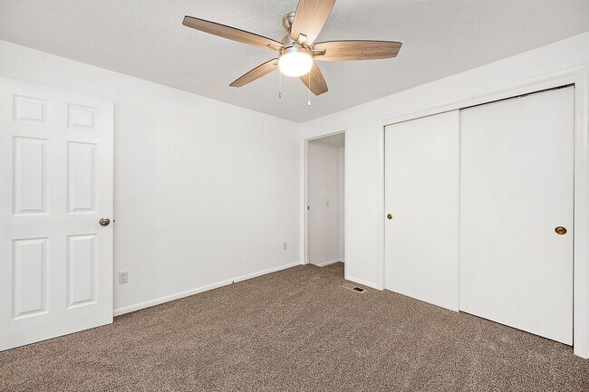 Building Photo - Super Cute North End Place with Garage and Backyard!