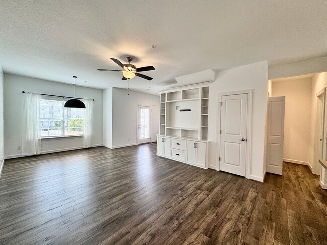 Building Photo - Practically New & Available May 1st! Luxur...