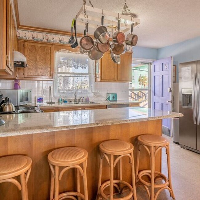 Building Photo - FURNISHED OFF-SEASON MONTHLY RENTAL-STARTI...