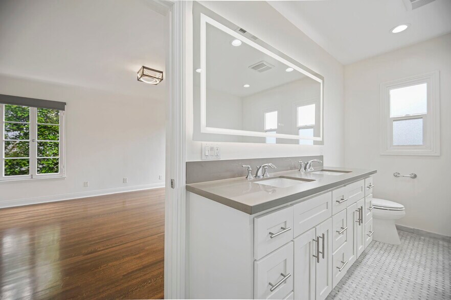 Building Photo - 1148 S Stanley Ave