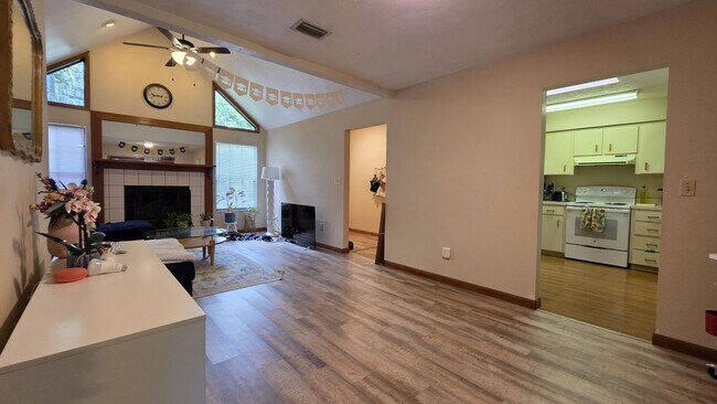 Building Photo - FOR FRENT Home near UF. 3 Bed, 2 bath, 2 c...