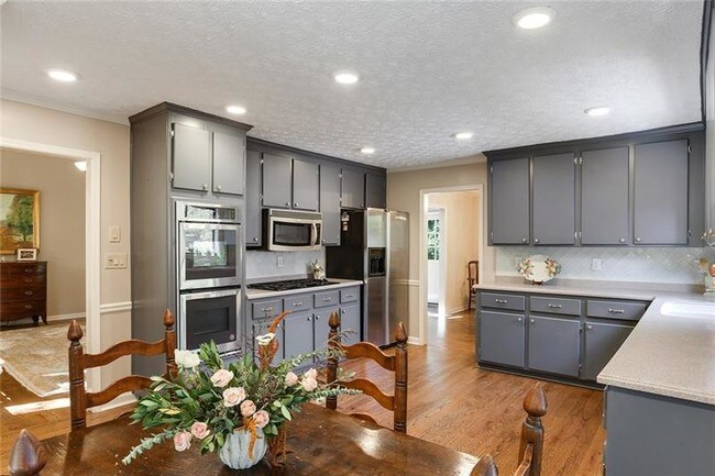 Building Photo - 586 Starlight Dr NE